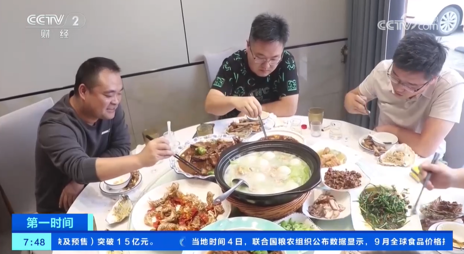 传统美食引来八方食客 国庆假期餐饮市场一片红火(图4)