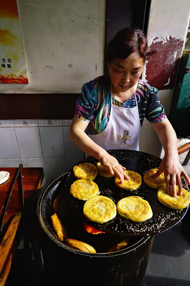 延吉市烟集街：传统与现代融汇的美食“天堂”(图1)